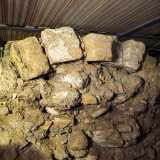 Un blocco di roccia sinuoso lascia anche immaginare la presenza in questo punto di alcune arcate